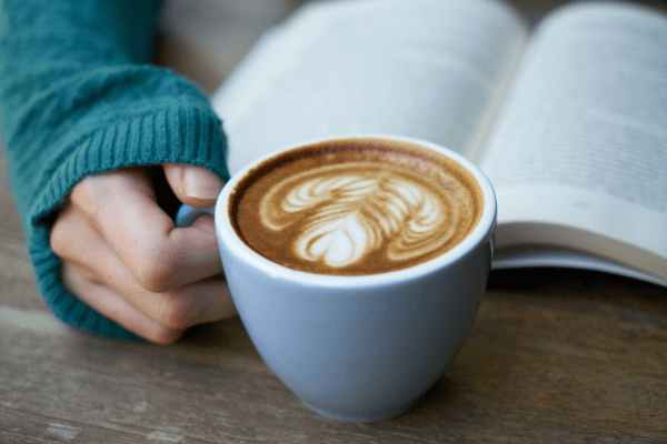 Kaffee trinken und Buch lesen im ausgefallenen Restaurant
