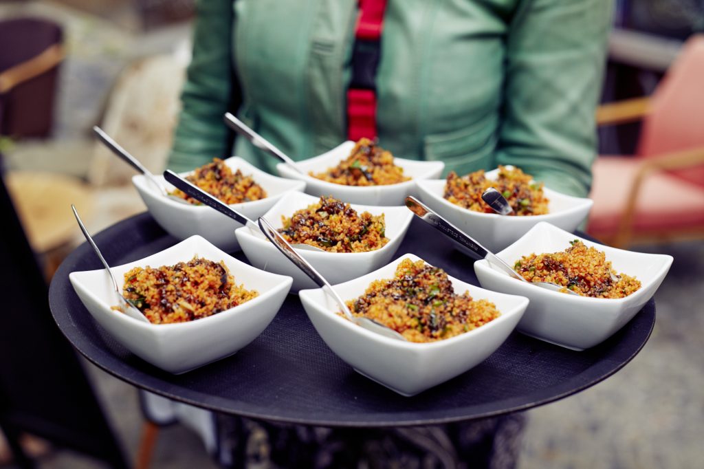 Kulinarisch-kulturelle Stadtführungen mit Eat the World 6 Kostproben inhabergeführte Betriebe Insidertipps von lokalen Guides ▻ Buchen Sie jetzt!