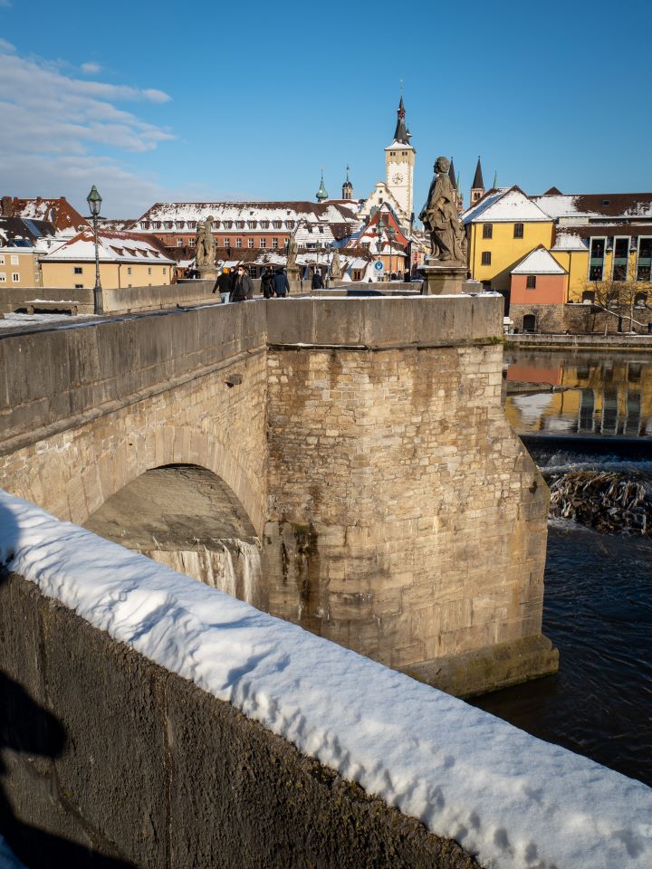 Alte Mainbrücke in Würzburg mit Figuren