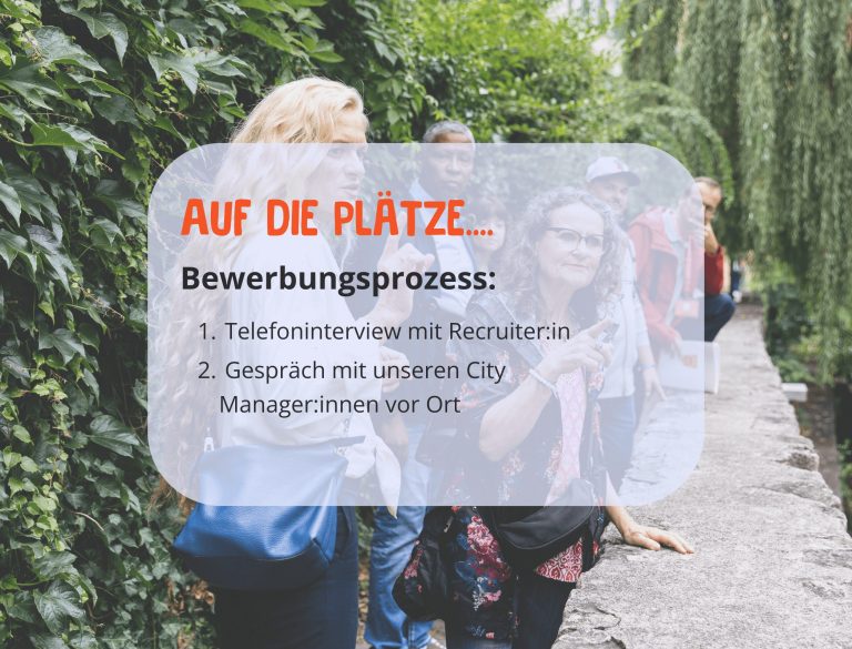 Gruppe von Menschen im Freien in der Nähe von Grünflächen, mit Textüberlagerung über ein zweistufiges Bewerbungsverfahren auf Deutsch.