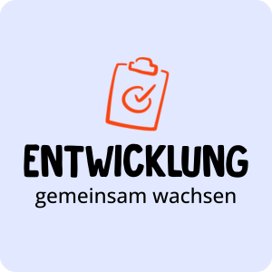 Ein Klemmbrett mit einem Häkchen über den Worten "ENTWICKLUNG gemeinsam wachsen" auf hellblauem Hintergrund.