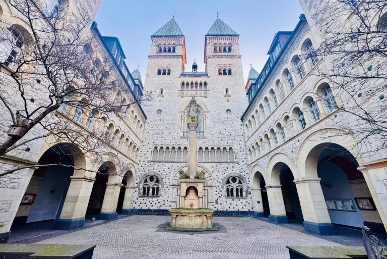 Im Berliner Wrangelkiez steht eine große Steinkirche mit Zwillingstürmen, Rundbogenfenstern und einem zentralen Innenhof mit Springbrunnen, die zu einer kulinarischen Stadtführung einlädt.