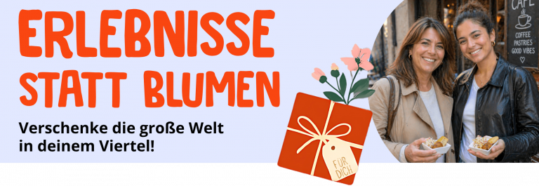 Zwei lächelnde Frauen mit Essen in der Hand stehen vor einem Cafe. Der Text lautet: "Erlebnisse statt Blumen. Verschenke die große Welt...