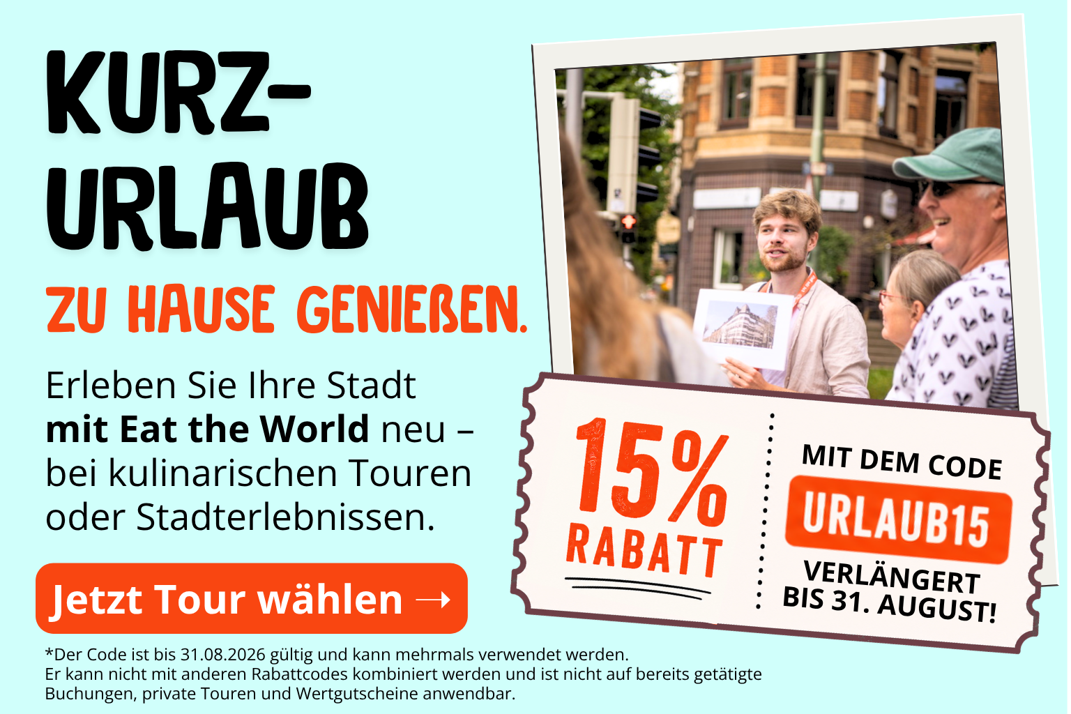 Eine Gruppe von Menschen auf einer kulinarischen Stadtrundfahrt, der Reiseleiter hält ein Foto in der Hand – perfekt für Ihr nächstes „Staycation“-Abenteuer. Der Text bietet 15 % Rabatt mit dem Aktionscode URLAUB15.