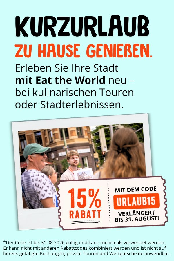Lächelnde Menschen bei einer Stadtrundfahrt, die ein „Staycation“-Abenteuer genießen – mit einem Rabatt von 15 % auf lokale Erlebnisse mit dem Code URLAUB15.