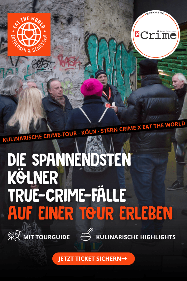 Eine Gruppe, die an einer geführten Krimitour teilnimmt, steht in einer mit Graffiti beschmierten Unterführung und hört einem Führer zu.
