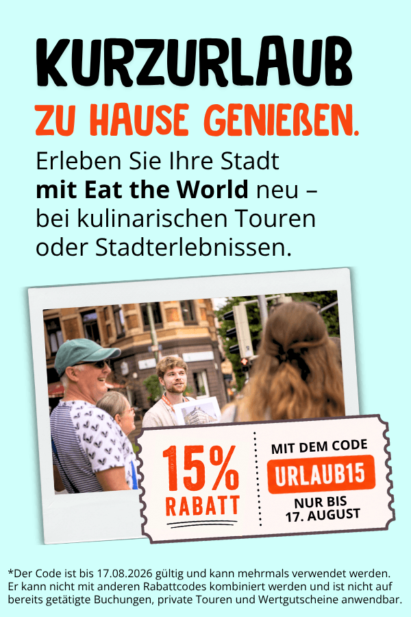 Lächelnde Menschen bei einer Stadtrundfahrt, die ein „Staycation“-Abenteuer genießen – mit einem Rabatt von 15 % auf lokale Erlebnisse mit dem Code URLAUB15.