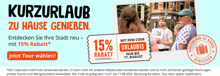 Drei Personen nehmen an einer geführten Stadtrundfahrt teil; mit dem Code URLAUB15 gibt es bis zum 17. August 15 % Rabatt.