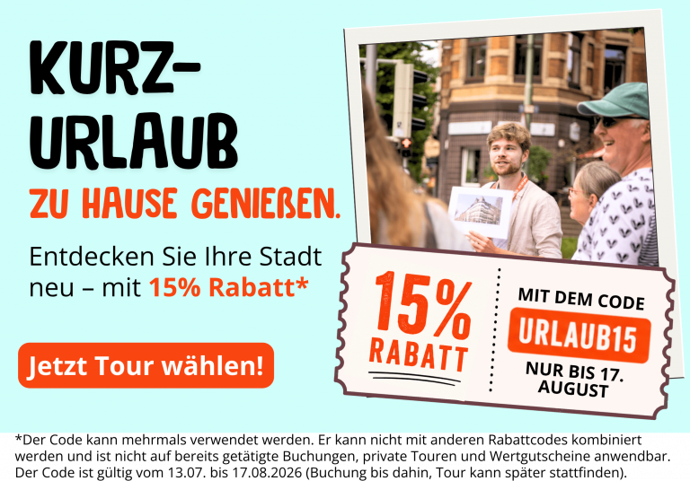 Ein Mann leitet eine Stadtrundfahrt mit einer Gruppe. Banner bietet bis zum 17. August 15 % Rabatt mit dem Code URLAUB15.