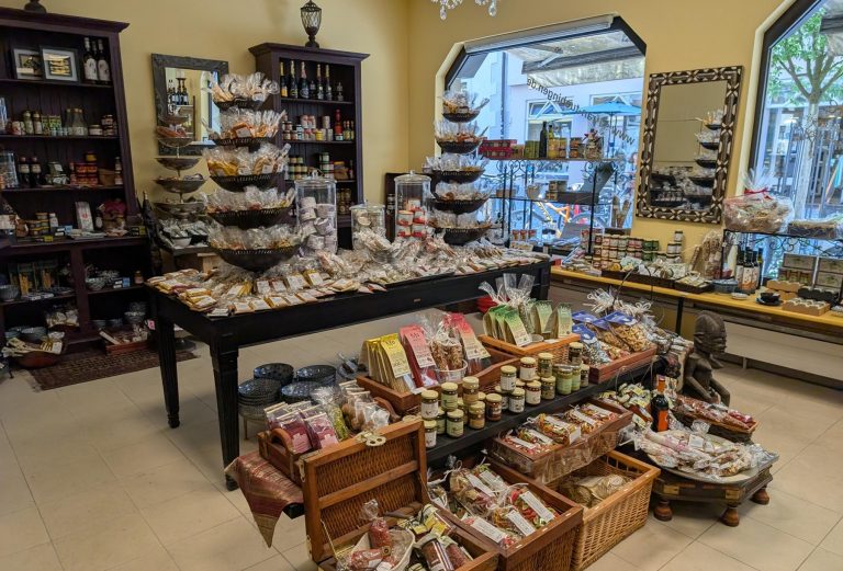 Ein Feinkostladen mit Körben, Regalen und Tischen, die mit verschiedenen verpackten Lebensmitteln und Gläsern gefüllt sind – perfekt für deinen Entdecker- und Genießertag in Münster.