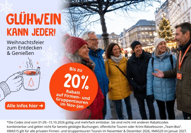 Eine Gruppe von Menschen in Winterkleidung lächelt und unterhält sich im Freien auf einem festlich beleuchteten Weihnachtsmarkt.