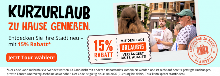 Banner in deutscher Sprache, das für einen Rabatt von 15 % auf Stadtrundfahrten wirbt, mit lächelnden Menschen im Freien und einem Aktionscode.