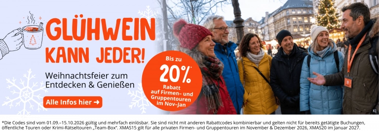 Eine Gruppe lächelnder Menschen hält auf einem festlichen Weihnachtsmarkt im Freien Tassen in der Hand, im Hintergrund ist ein Werbebanner für Glühwein zu sehen.