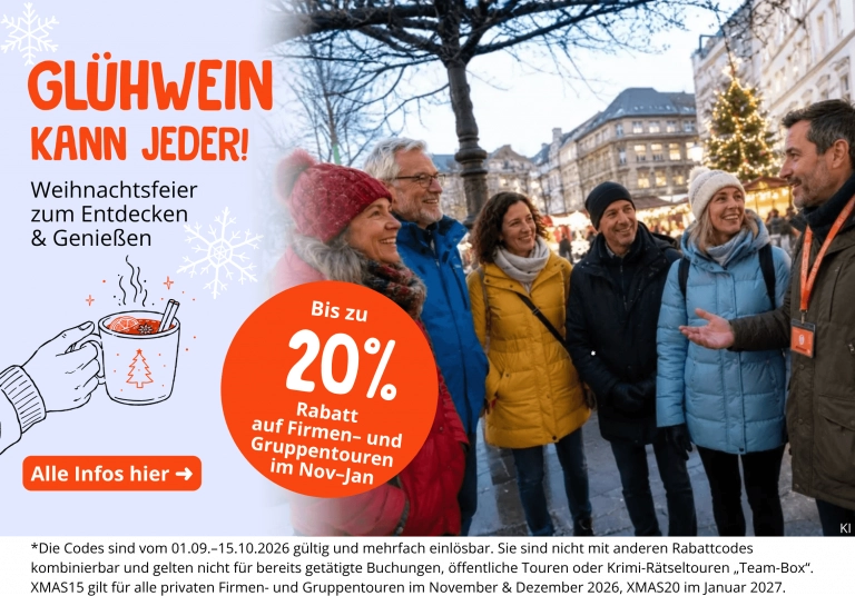 Fünf Erwachsene in Winterkleidung, die auf einem festlichen Weihnachtsmarkt im Freien lächeln und miteinander plaudern.