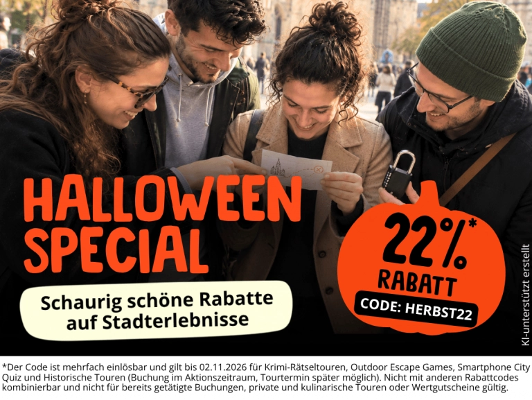 Vier Personen, die eine Karte mit einem Halloween-Sonderrabatt für Stadtrundfahrten betrachten.